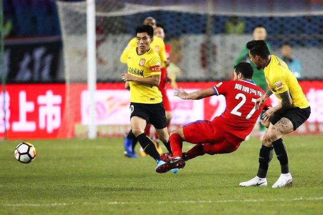 上海上港3-1胜广州富力，提前3轮夺取中超冠军！